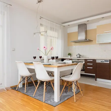 Spacious Apartment Palac Jana III Wilanow By Noclegi Renters Warsaw Exterior photo